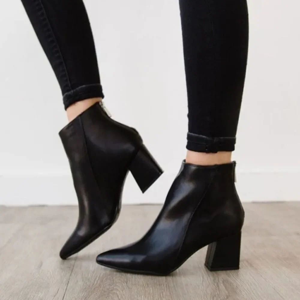 CHASE+CHLOE SAM-1 POINTED TOE WOMEN"S ZIP CLOSURE BLOCK HEEL BOOT